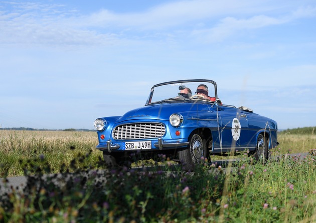 Oldtimer im &apos;Land der 1.000 Berge&apos;: SKODA startet mit faszinierenden Autos bei &apos;Sauerland Klassik&apos; (FOTO)