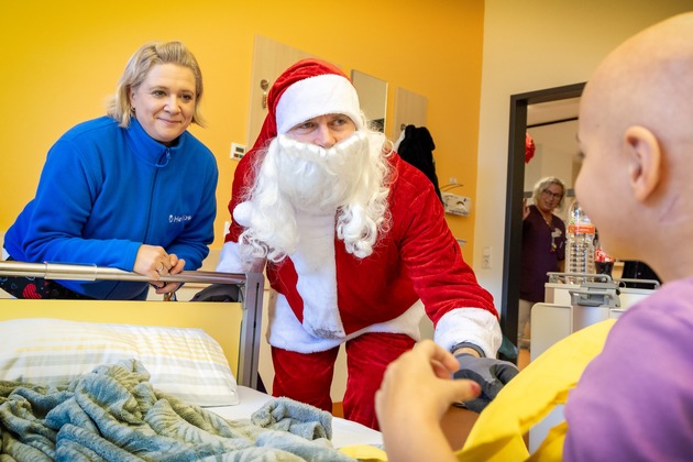 Für kleine Patient:innen: Nikoläuse seilen sich an Kinderklinik ab