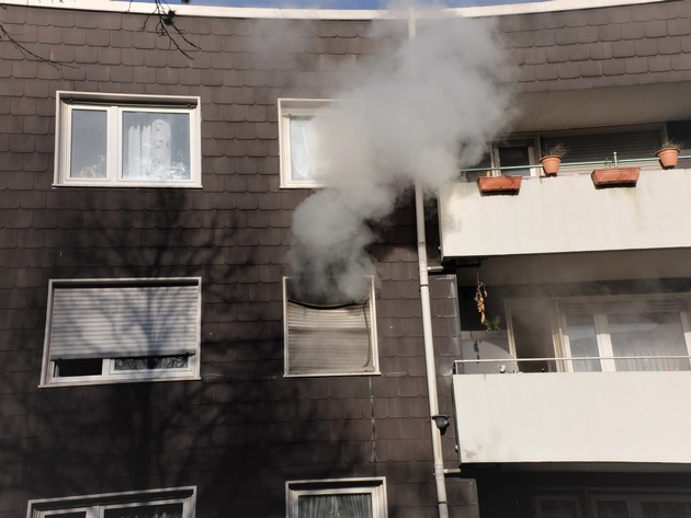 FW-GE: Eine leicht verletzte Person bei einem Küchenbrand in Horst