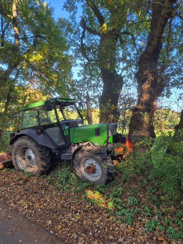 FFW Schiffdorf: Trecker fährt gegen Baum - Fahrer bleibt unverletzt