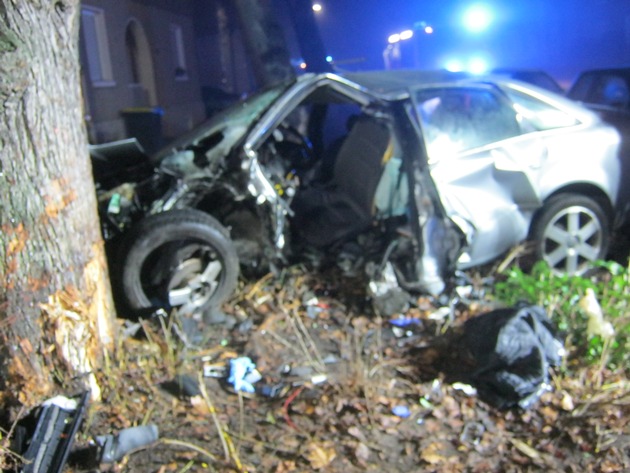 FW Dinslaken: Schwerer Verkehrsunfall mit Todesfolge