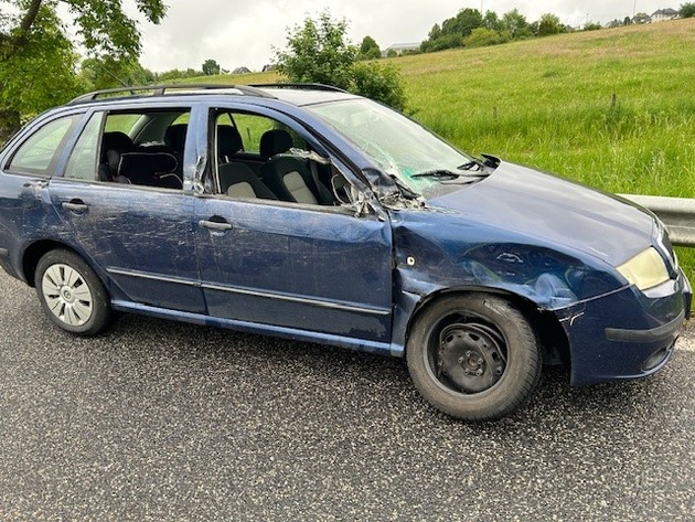 POL-PDTR: Verkehrsunfall im Begegnungsverkehr, LKW-Fahrer verhindert Schlimmeres
