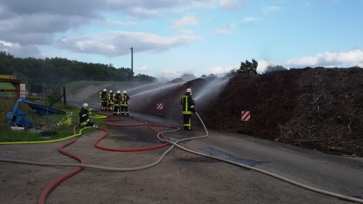 FW-RD: Feuer auf einem Recyklinghof in Gammelby, 60 Feuerwehrleute im Einsatz
