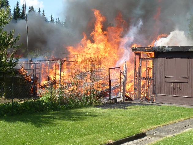 POL-NOM: Brand mehrerer Gartenlauben - Bilder im Anhang