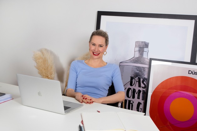 Werberin Jeannine Halene präsentiert PowerPoint Couture – Maßgeschneiderte Folien für den coronabedingten Auftritt aus dem Home-Office.