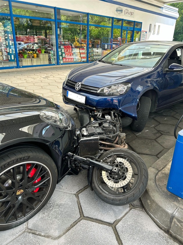 POL-GM: Zwei Verkehrsunfälle in Alperbrück binnen einer Stunde