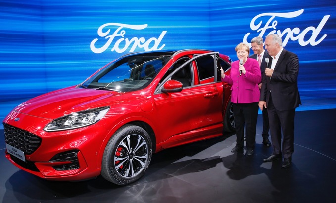 Ford-Werke GmbH: Bundeskanzlerin Angela Merkel besucht Ford-Stand auf IAA (FOTO)