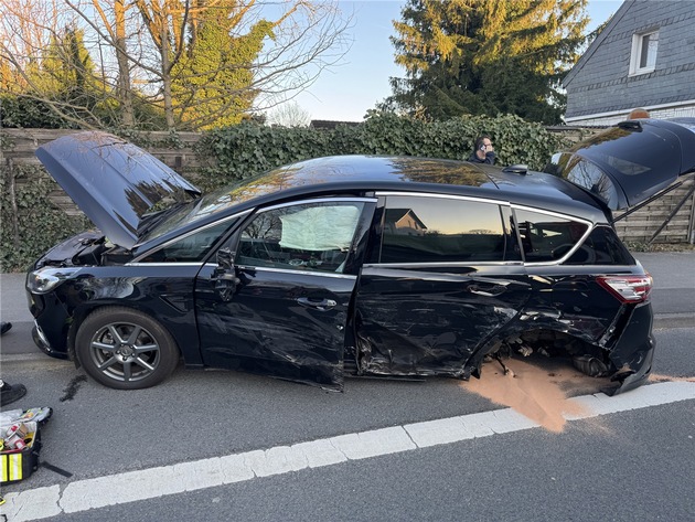 POL-ME: Drei Autos nicht mehr fahrbereit: hoher Sachschaden nach Verkehrsunfall - 2603030