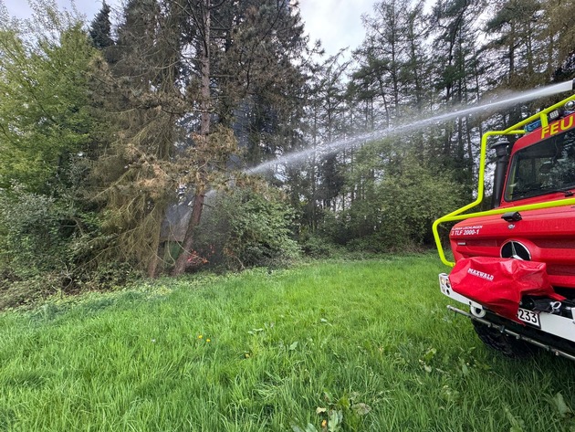 FW Leichlingen: Brennende H&uuml;tte im Wald - Rauchentwicklung weit sichtbar