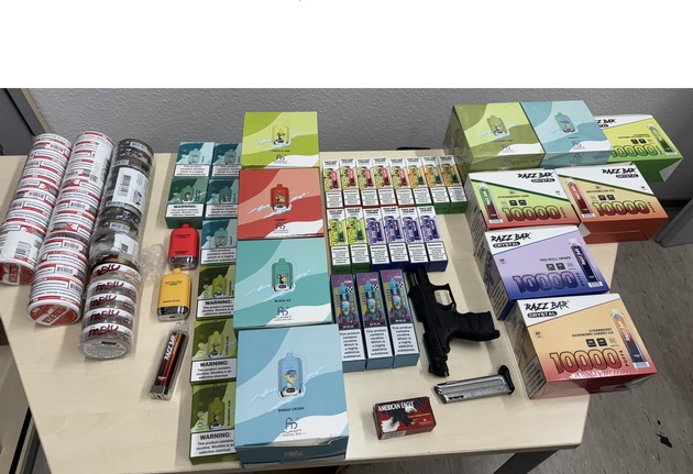 POL-D: Stadtmitte - ET PRIOS deckt illegale Tabakgeschäfte auf - Zwei Kioske durchsucht - Bargeld, Schusswaffe, Fahrräder und Potenzmittel sichergestellt