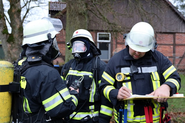 FW Hambühren: Feuerwehren rücken zu vermeintlicher Explosion in Wohnhaus aus