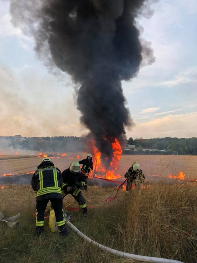 POL-HM: Brand einer landwirtschaftlichen Zugmaschine löst Flächenbrand aus - ca. 150.000 Euro Sachschaden