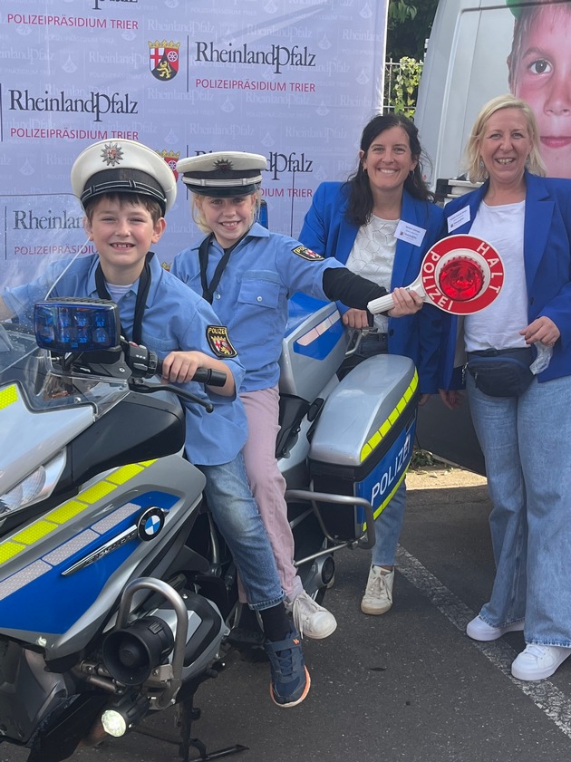 POL-PPTR: Weltkindertag in Saarburg - Polizeiverkleidungswerkstatt begeistert die Jüngsten aus Saarburg