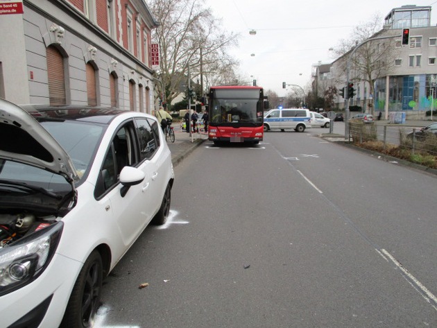 POL-ME: Fünf Verletzte nach Unfall mit Linienbus - Hilden - 1901040