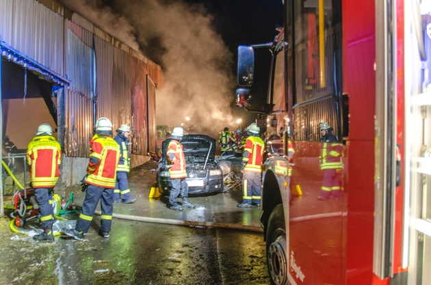 FW-CW: Fahrzeugbrand schlägt auf Gebäude über