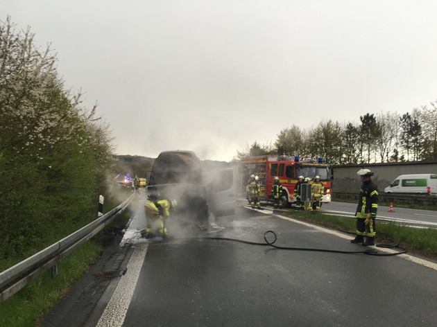 FW-AR: PKW brennt in Autobahnausfahrt bei Neheim