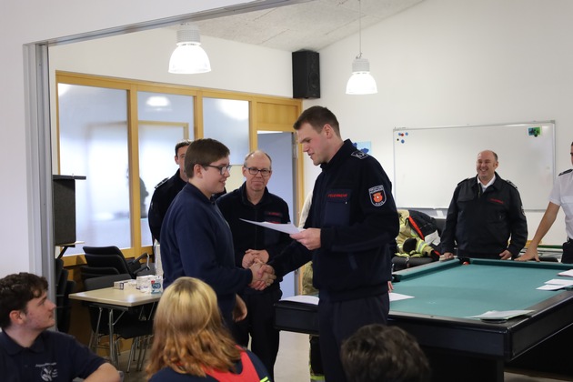 FW-KLE: Feuerwehrleute aus Kranenburg und Kleve bestehen den ersten Teil der Grundausbildung
