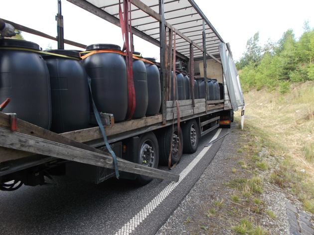POL-KS: 72 Fässer mit Tierdärmen mangelhaft gesichert: Polizisten stoppen gefährliche Fahrt von Sattelzug