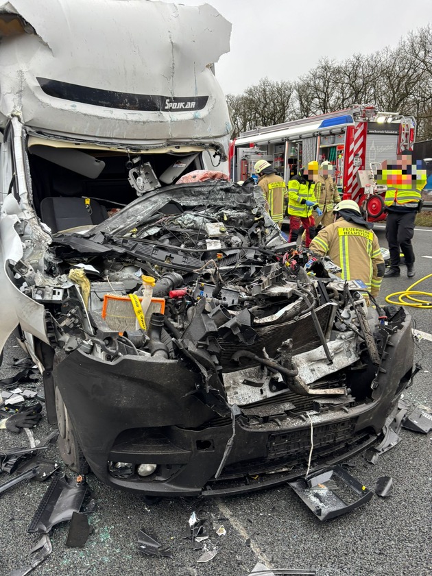 FW Helmstedt: Verkehrsunfall, eingeklemmte Person BAB2