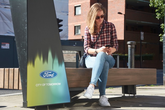 Smarte Parkbänke von Ford mit Lademöglichkeit und Wi-Fi