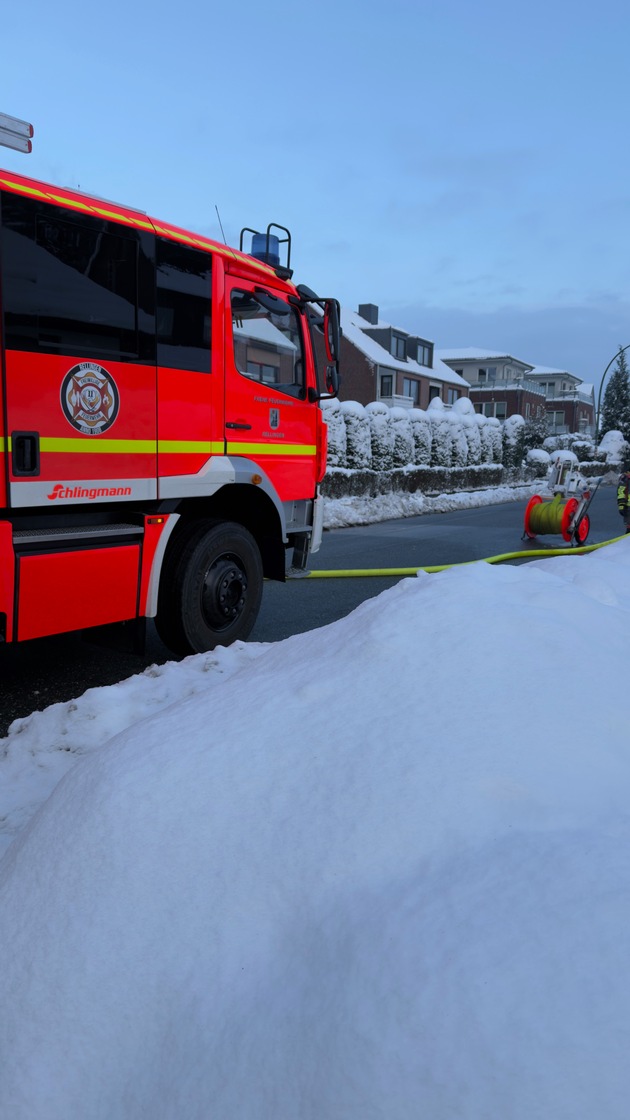 FW-PI: Vollbrand einer Garage: Feuerwehren aus Rellingen und Egenb&uuml;ttel im Einsatz