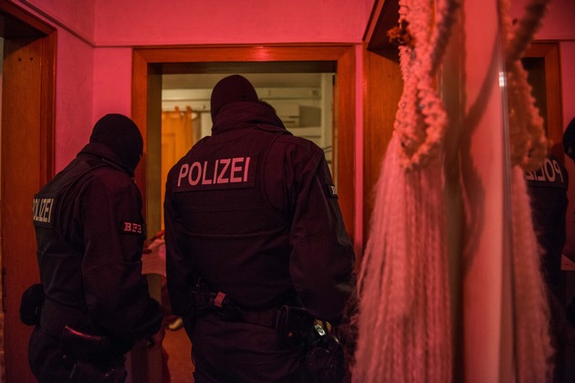 BPOLP Potsdam: Aktualisierung: Schlag der Bundespolizei gegen mutmaßliches Netzwerk der Organisierten Kriminalität. Größte Zugriffs- und Durchsuchungsmaßnahmen seit Bestehen der Bundespolizei.