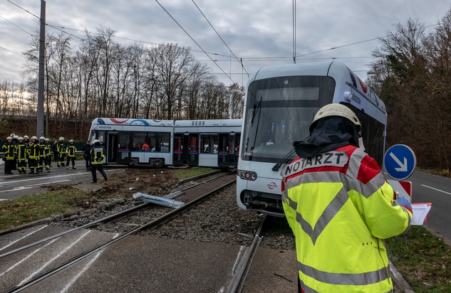FW-BO: Verkehrsunfall zwischen LKW und Straßenbahn fordert 11 verletzte Personen