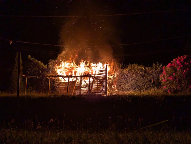 FW-PL: Ortsteil Eschen - Nächtlicher Brand einer Gartenhütte