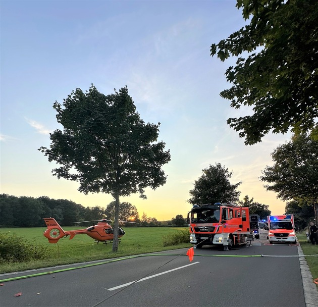 FW-RS: Schwerer Verkehrsunfall in Hückeswagen auf der K1/ Kleintransporter kollidiert mit Baum