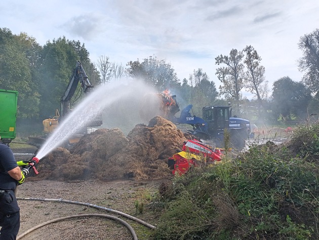 FW Gangelt: Brand einer Strohhalle in Breberen