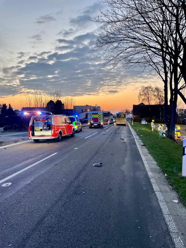 FW Ratingen: Zwei Personen lebensbedrohlich und schwer verletzt bei Verkehrsunfall