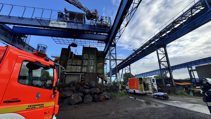 FW-MH: Arbeiter auf Kranbahn verletzt - Feuerwehr rettet Patient aus 12 Metern Höhe über Drehleiter