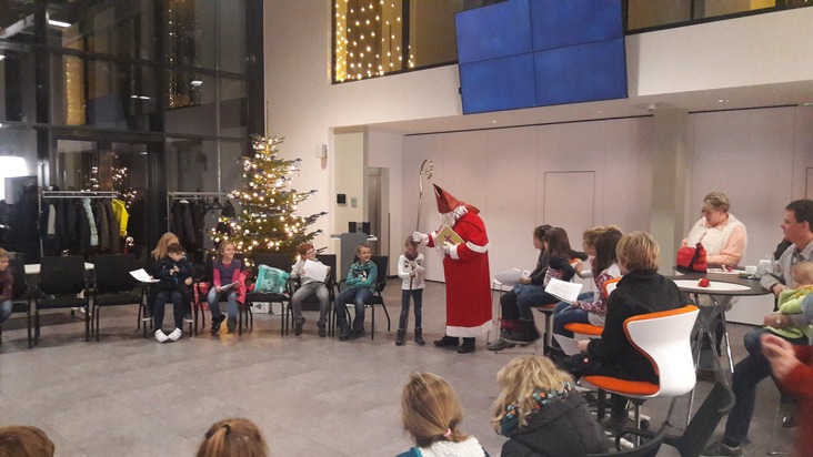 FW-AR: Basislöschzug 6 feiert im Campus mit dem Nikolaus: Erste gemeinsame Feier der Kameraden aus Bruchhausen und Niedereimer