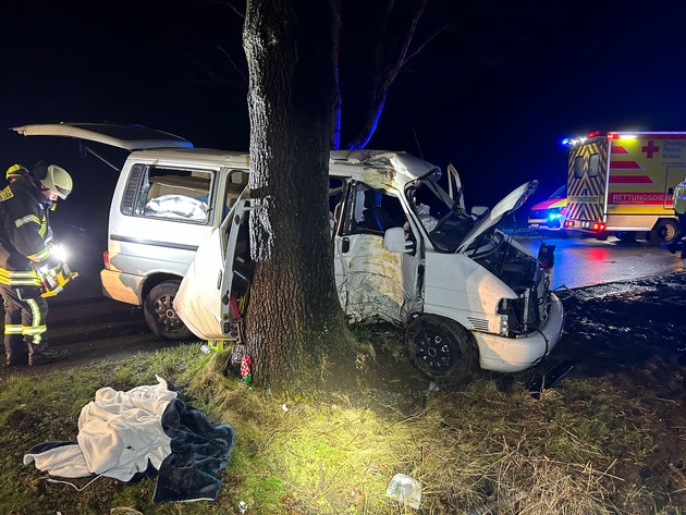 POL-STD: 27-jähriger VW-Busfahrer bei Unfall in der Gemarkung Bliedersdorf schwer verletzt, Unbekannte brechen Baucontainer in Stade auf