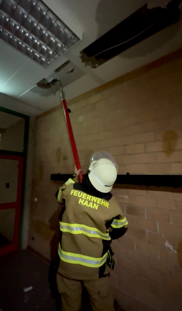 FW-HAAN: Gesamtschulgebäude nach Einbruch massiv beschädigt