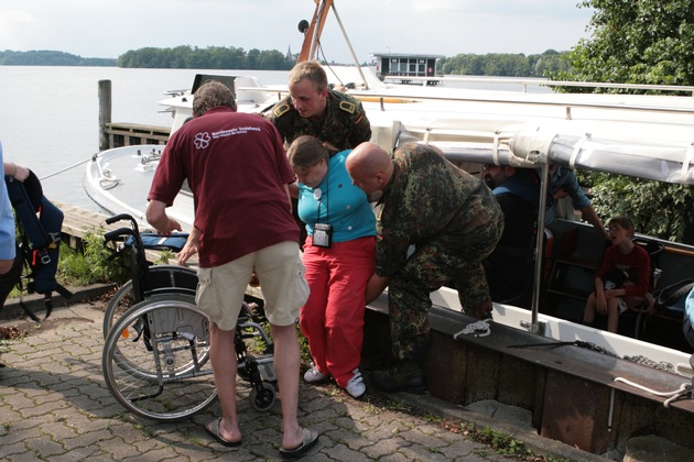 Deutsche Marine: Marinesoldaten betreuen &quot;Sorgenkinder&quot; - Ehefrau von Bundesminister Franz Josef Jung besuchte behinderte Kinder bei Marine - Verteidigungsminister schaute auch vorbei