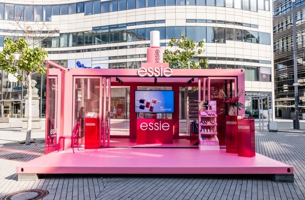 essie: Von der Fashion Week auf den Schadowplatz: Essie macht den Glass-Nails-Trend dank Pop-Up &ouml;ffentlich erlebbar