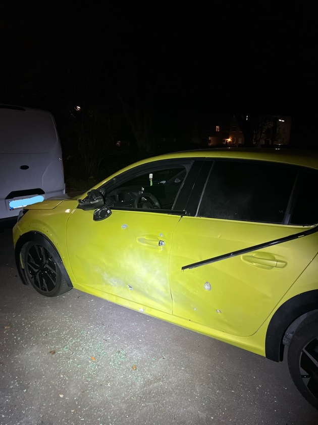 POL-NE: Fahrzeug durch Sprengkörper beschädigt