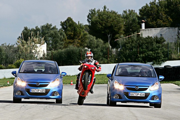 Vor WM-Start in Jerez: Motorradstar Alex Hofmann wird Opel-Botschafter