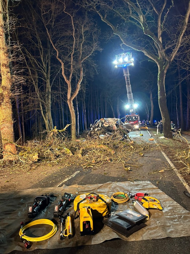 FW Lüchow-Dannenberg: Schwerer Verkehrsunfall bei Gusborn +++VW-Transporter kollidiert frontal mit Baum+++Fahrer verstirbt an Unfallstelle