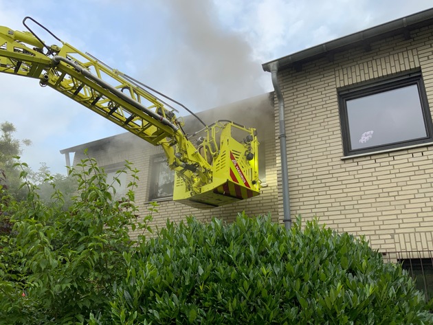 FW Ratingen: Aufmerksame Nachbarn bemerken Brand in Einfamilienhaus, eine Person aus dichtem Rauch gerettet.
