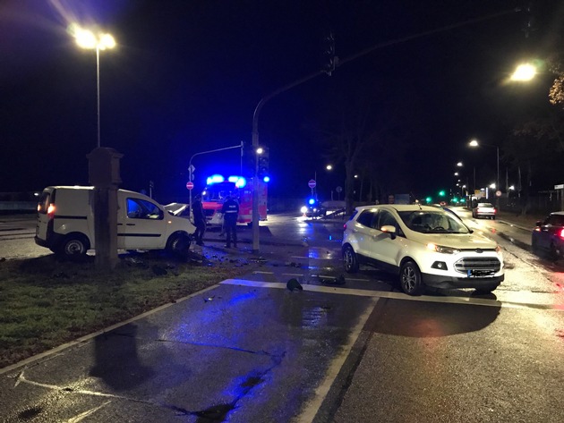 POL-PDTR: Luxemburger Straße / Gottbillstraße Verkehrsunfall mit leichtverletzten Personen, hoher Sachschaden --Zeugen gesucht --