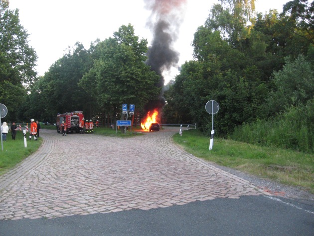 POL-HI: BMW fängt auf der Autobahn Feuer und brennt komplett aus
