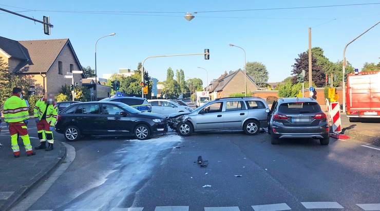POL-ME: Vier Verletzte nach Verkehrsunfall - Langenfeld - 2208063