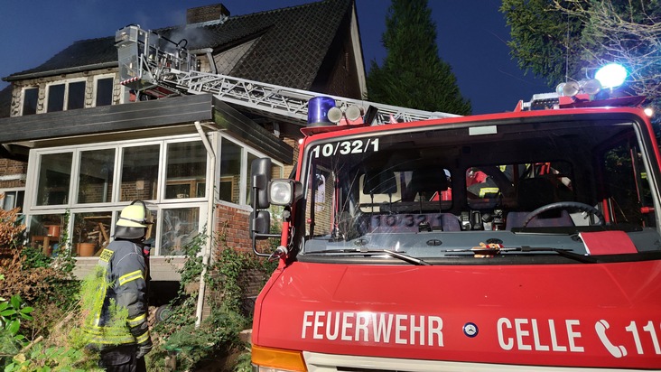 FW Celle: Feuer in einem Einfamilienhaus in Bostel - Feuerwehr rettet Katze aus Lebensgefahr!