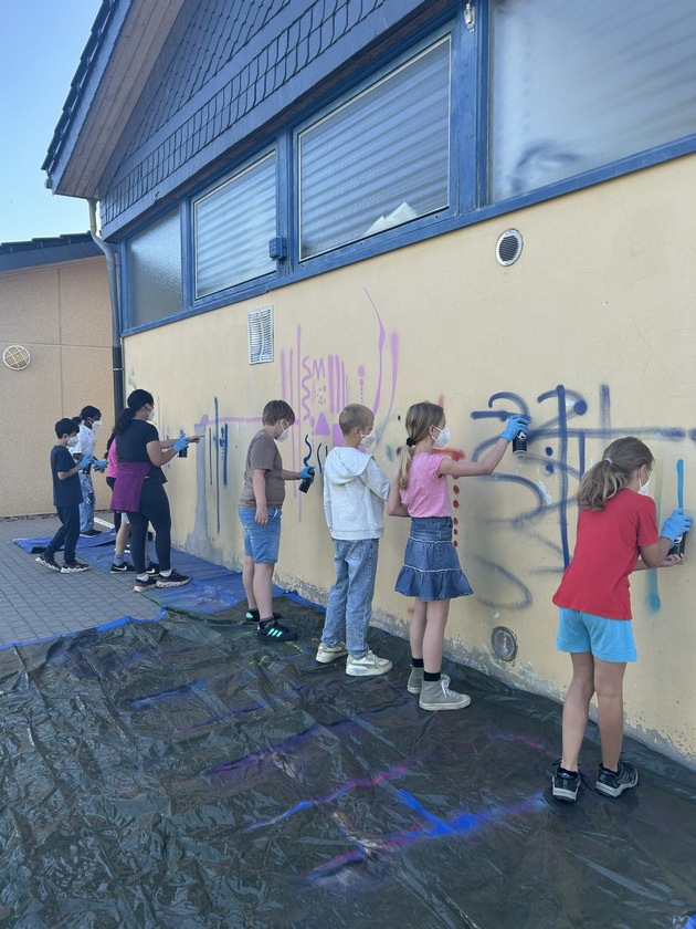 Vom Klassenzimmer an die Sprühdosen: Schülerzeitungsredaktion aus Bad Berleburg gewinnt Wettbewerb und bringt Farbe auf den Schulhof