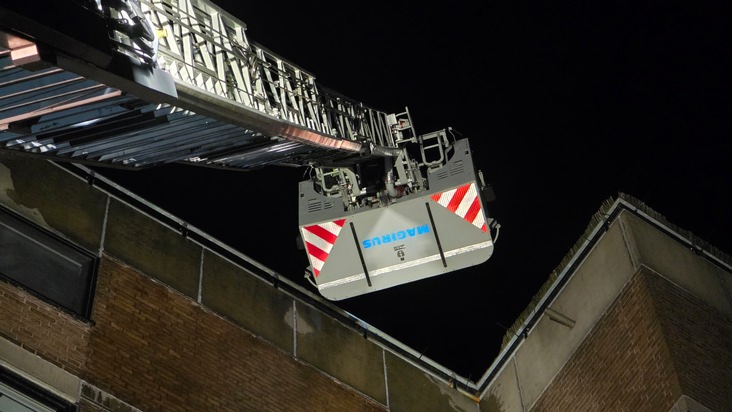 FW Celle: Feuer auf Dachterrasse im 8. OG!