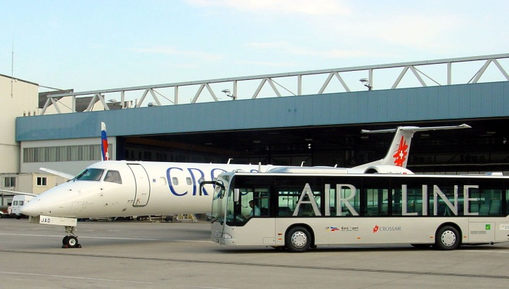 Flughafenbus mit VisiWeb(®)-Online-Informationen