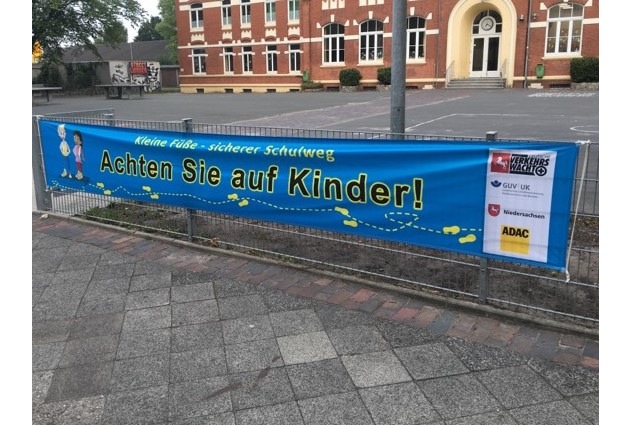 POL-WHV: &quot;Achten Sie auf Kinder!&quot; so der Appell der Polizeiinspektion Wilhelmshaven/Friesland: Die gelben Füße und die Beamten der Polizeiinspektion Wilhelmshaven/Friesland sorgen für einen sicheren Schulweg!