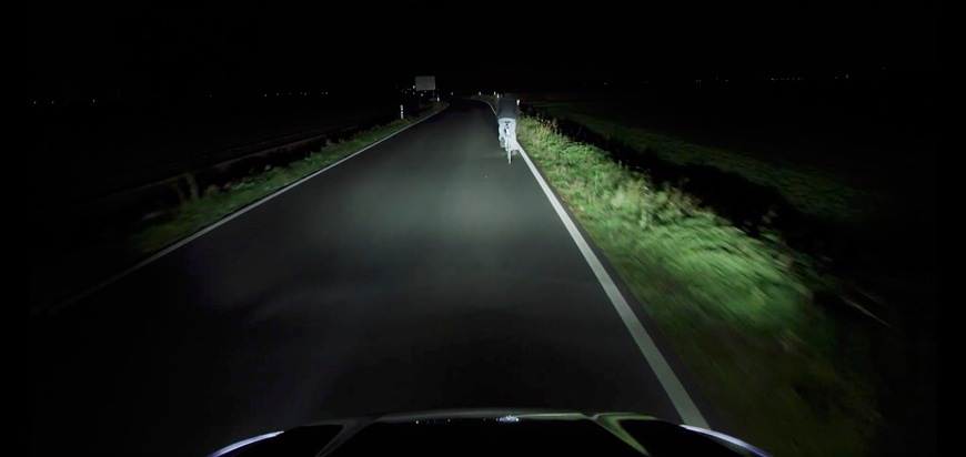 Ford-Werke GmbH: Dunkelheit? Neue Scheinwerfer-Technologie von Ford verbessert nachts die Erkennbarkeit von Radfahrern in Kurven